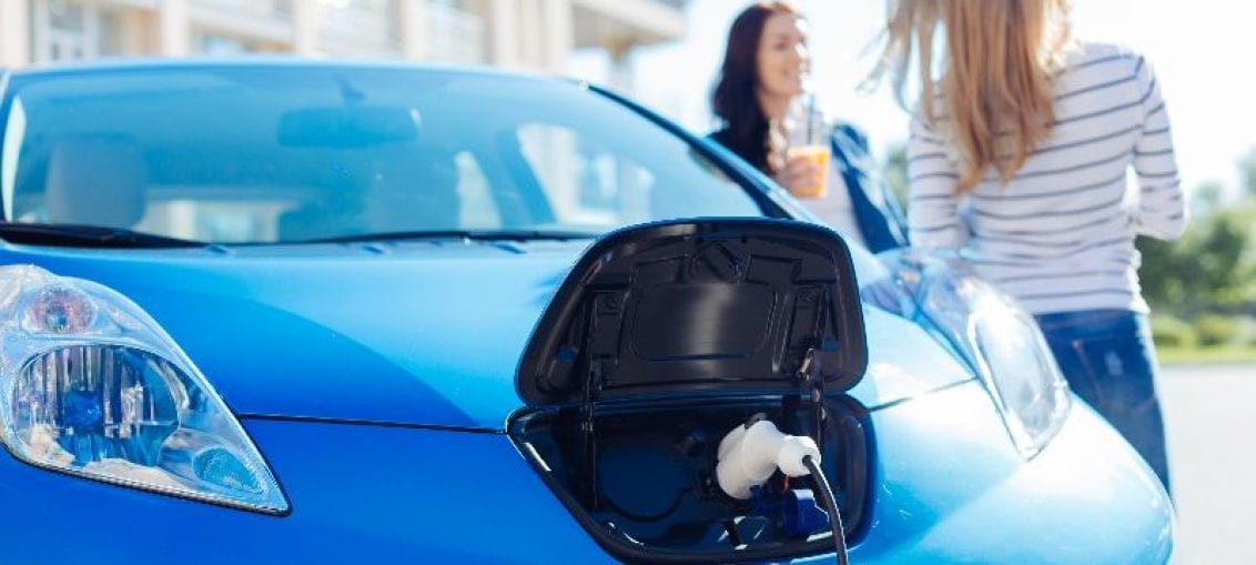Energa pozwala ładować elektryki ze słupa oświetleniowego?  